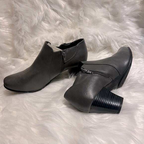 #330 Women’s Croft & Barrow Ortholite Ankle Boots Gray 9.5 W Pre-loved​ - Picture 3 of 5
